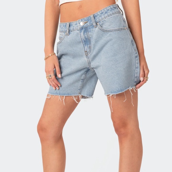 NWT EDIKTED LONG JORTS TOMBOY LOW RISE 100% COTTON MEDIUM-LIGHT WASH - Picture 3 of 4